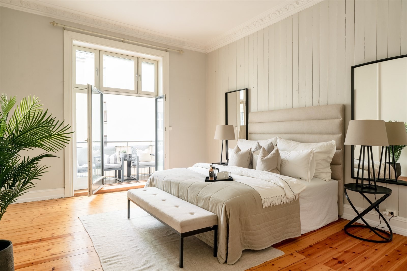 Romslig hovedsoverom med god plass til dobbeltseng, nattbord, garderobeskap og skrivebord. Galleribilde