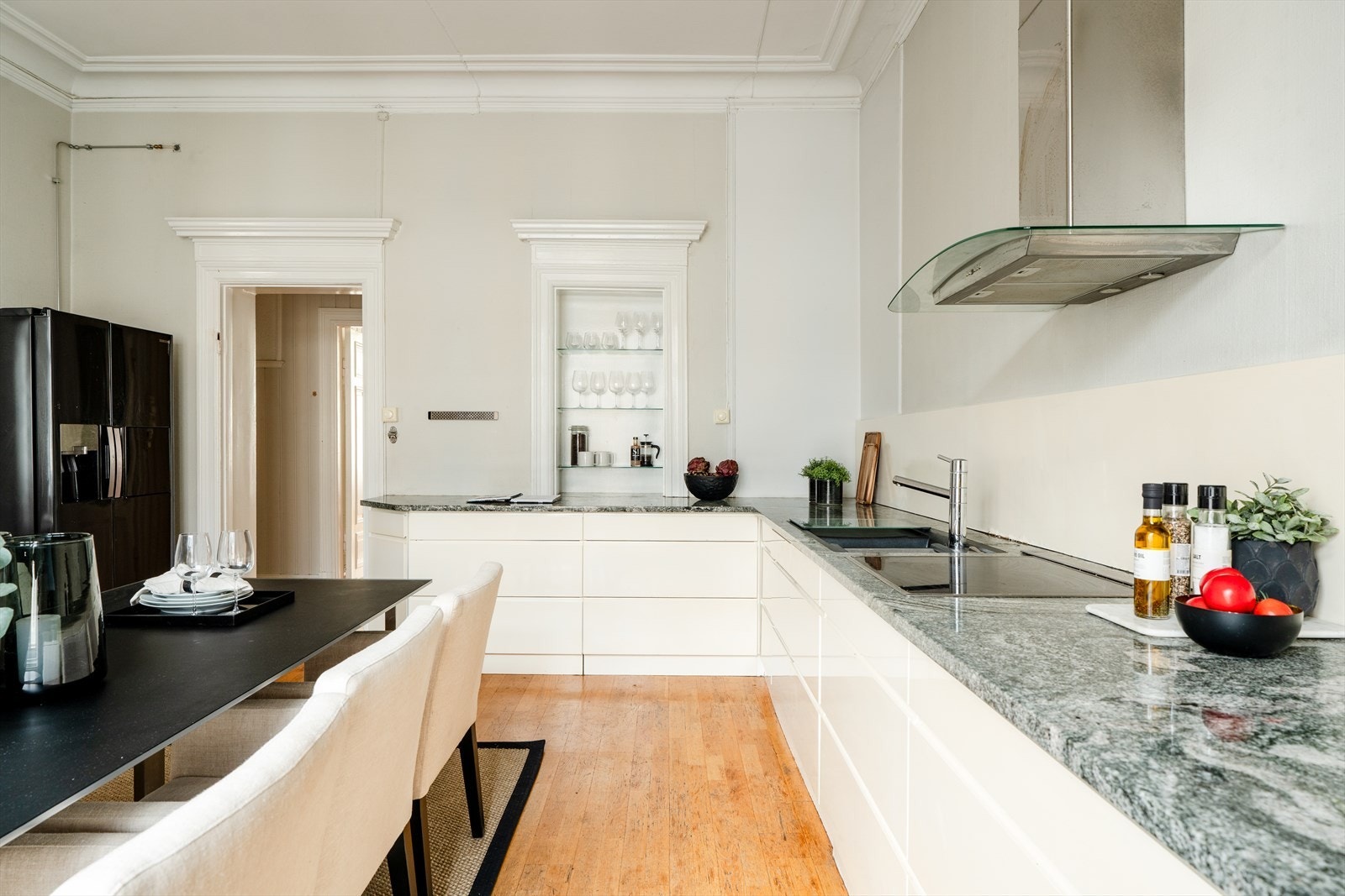 Benkeplate av natursten. Galleribilde