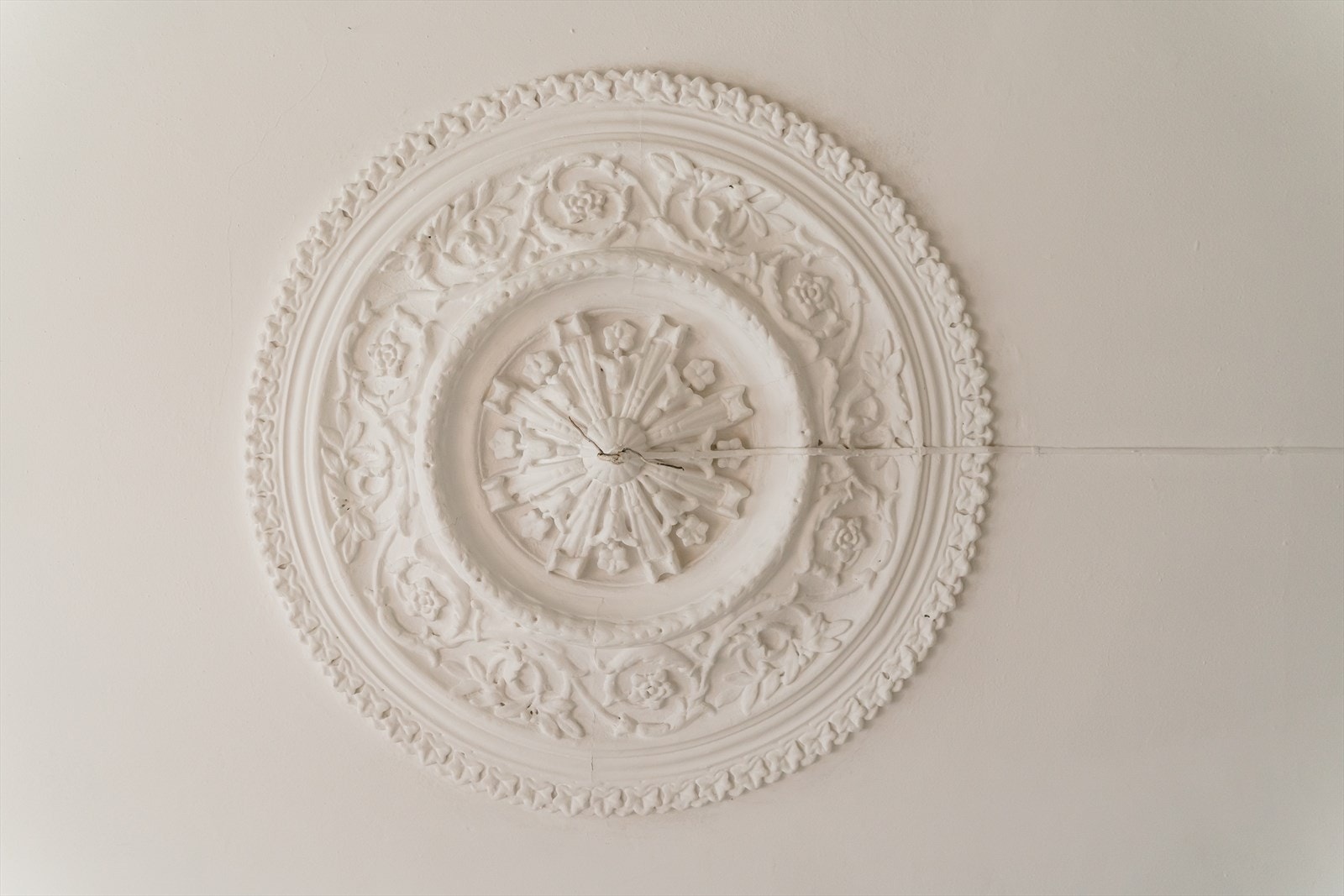 Nydelig rosetter og stukkatur pryder leiligheten. Galleribilde