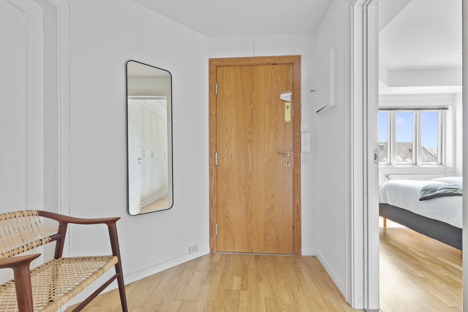 Velkommen inn i leiligheten. Hyggelig gang med god plass til å henge fra seg ytterklær. Galleribilde