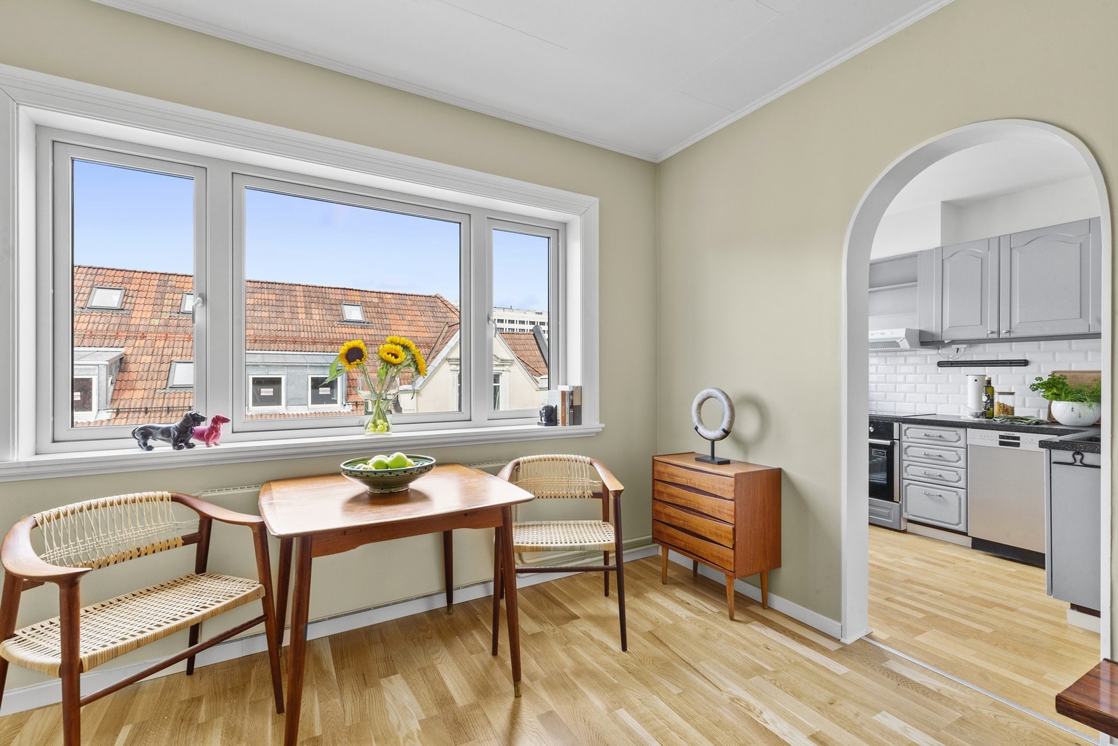 Lys og trivelig leilighet med både sofa og spiseplass i stuen Galleribilde