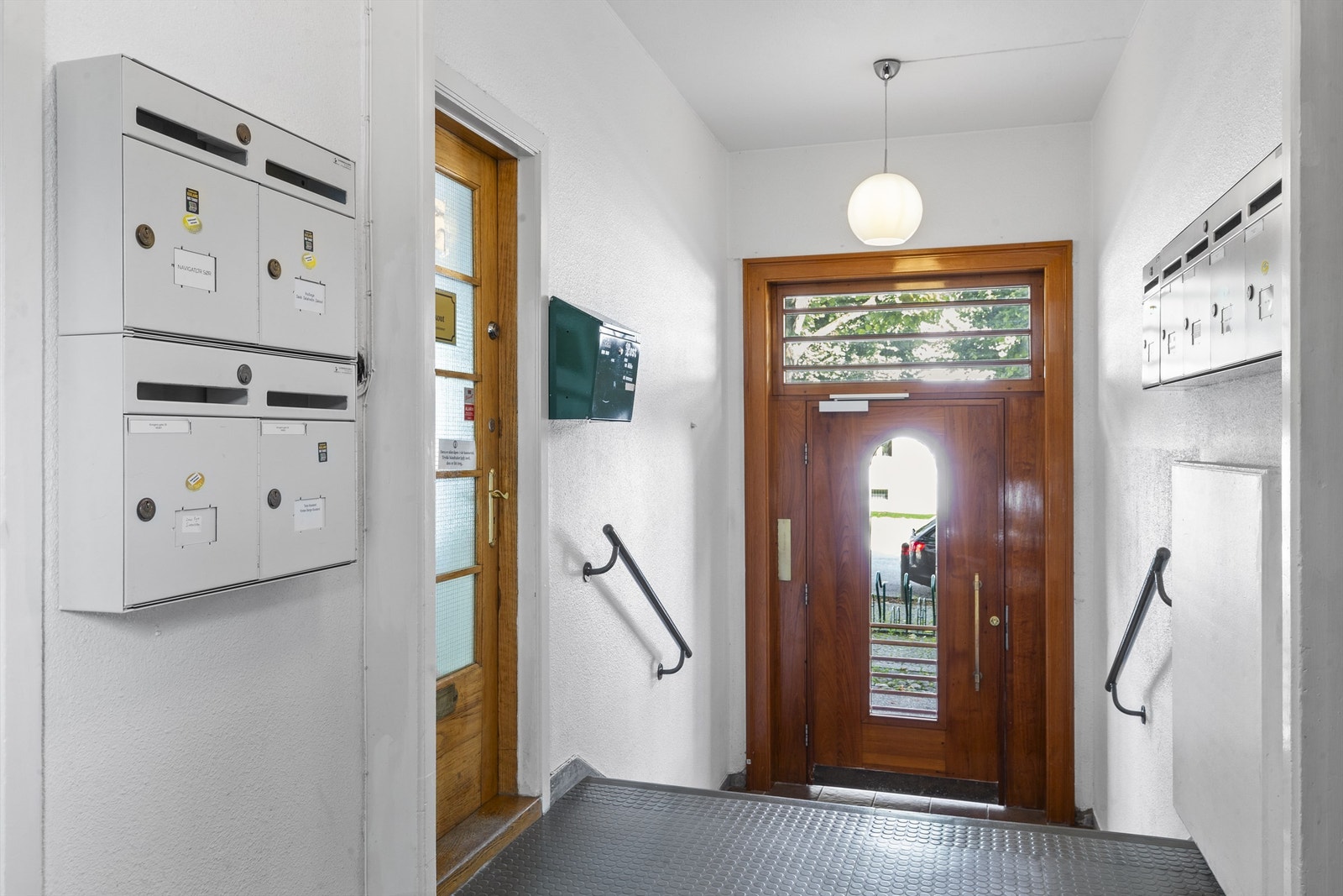 Inngangspartiet gir et særdeles godt førsteinntrykk med flott inngangsdør i teak. Galleribilde