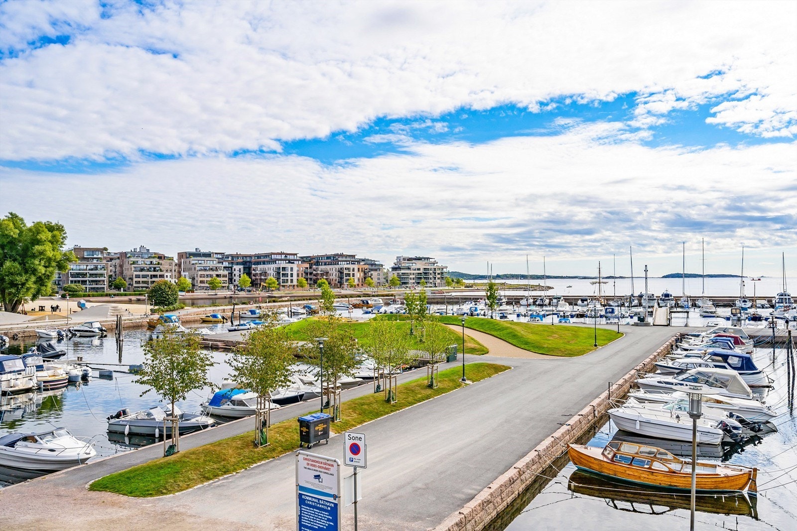 Umiddelbar nærhet til kommunal båthavn, Strandpromenaden og Bystranda med treningssenter og diverse servicetilbud Galleribilde
