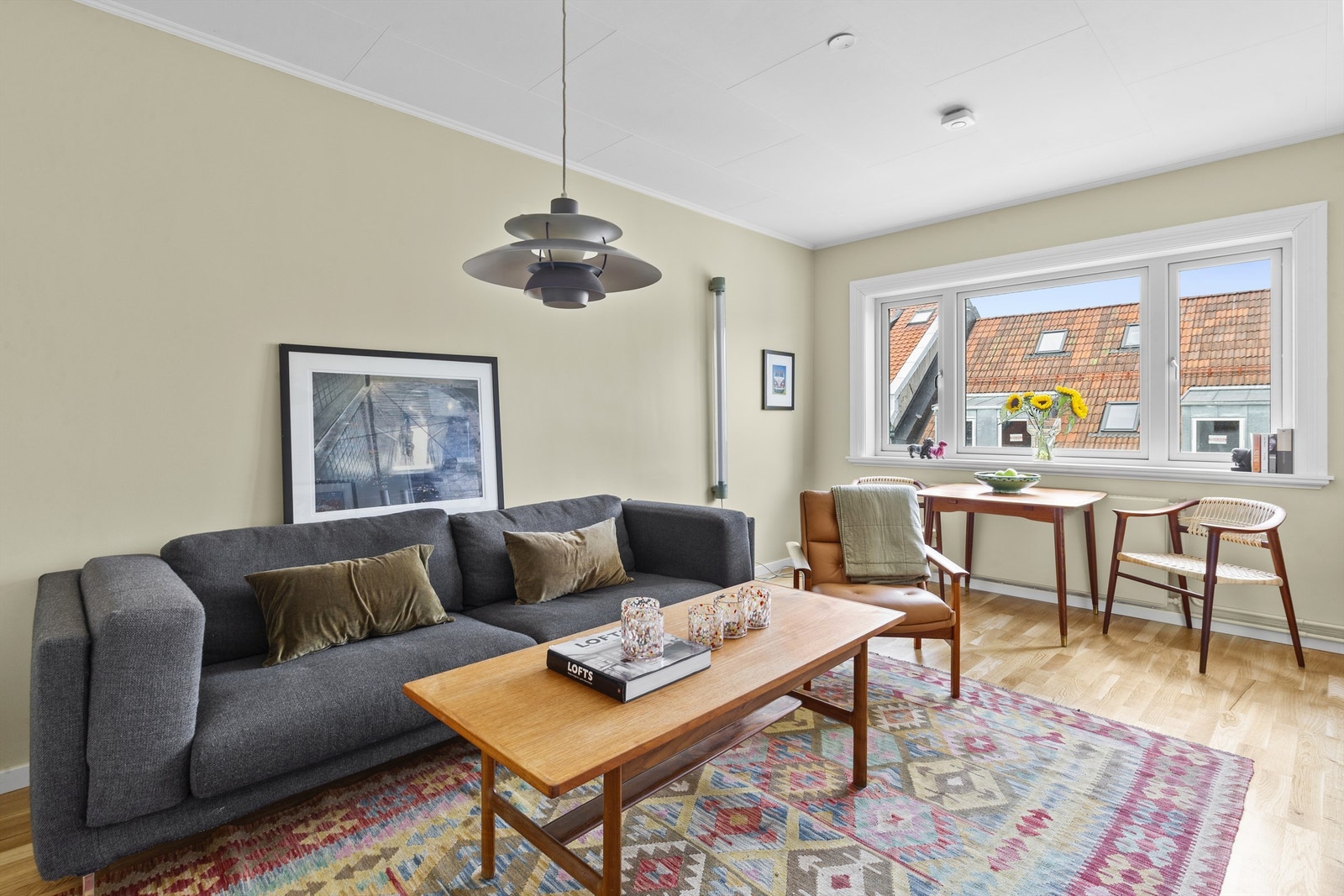 Det er godt med plass til både sofa- og spisegruppe i stuen. Separat kjøkken med adkomst fra stuen. Galleribilde