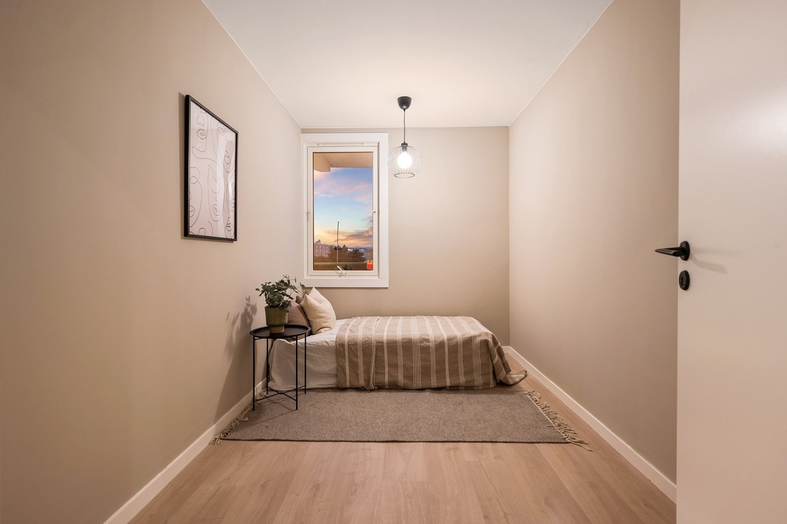 Rommet er vendt ut mot rolige omgivelser. Vinduer ble skiftet ut i 2017 Galleribilde