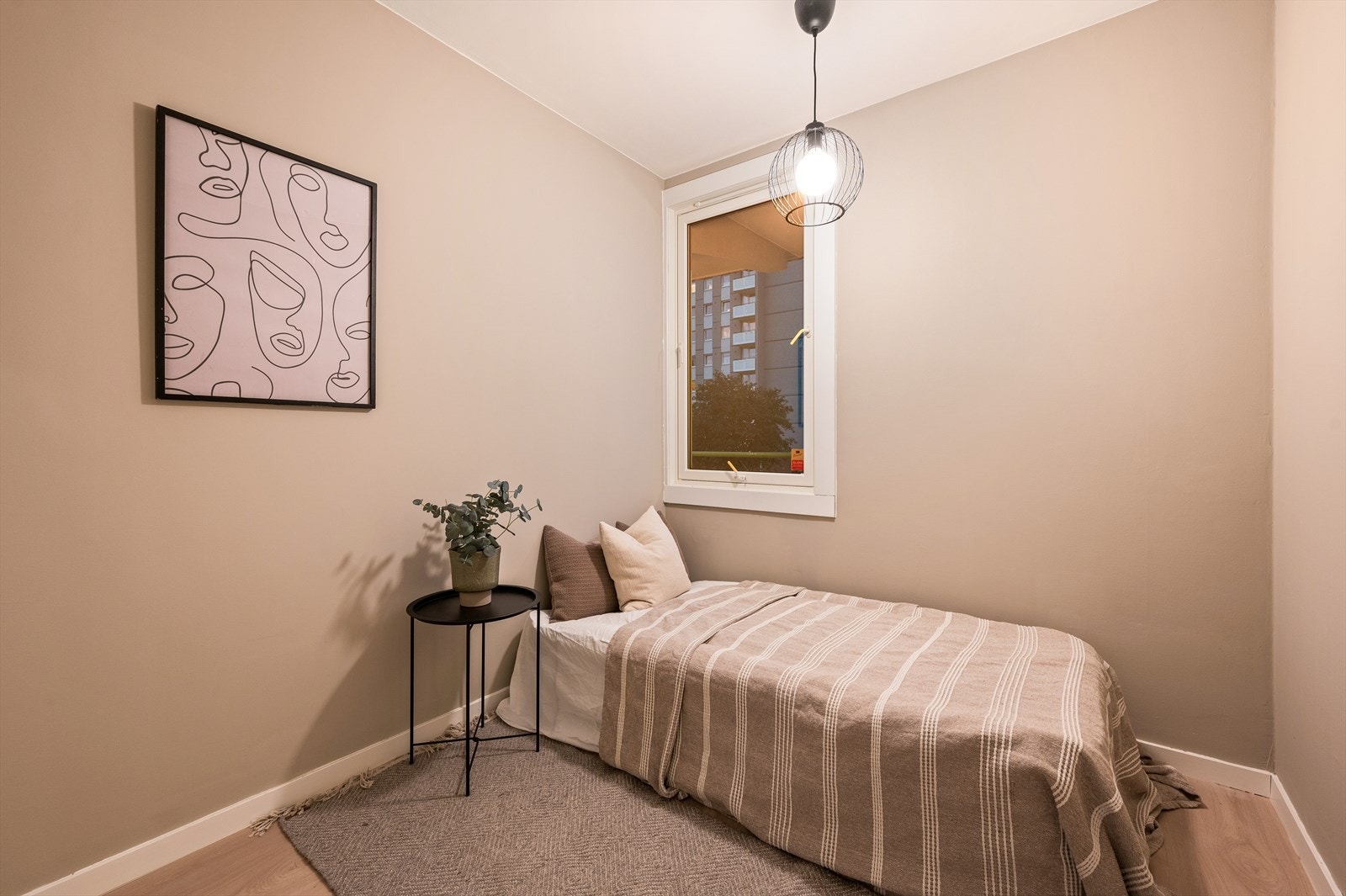 Soverom II | Her er det også plass til dobbeltseng og tilhørende nattbord Galleribilde