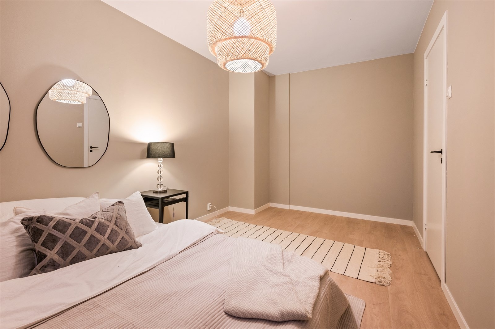 Rommet har godt med naturlig lys, samt plass til garderobeløsning Galleribilde