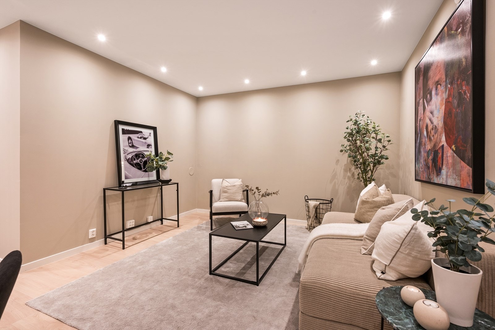 Innbydende og koselig stue med god plass til sofagruppe Galleribilde