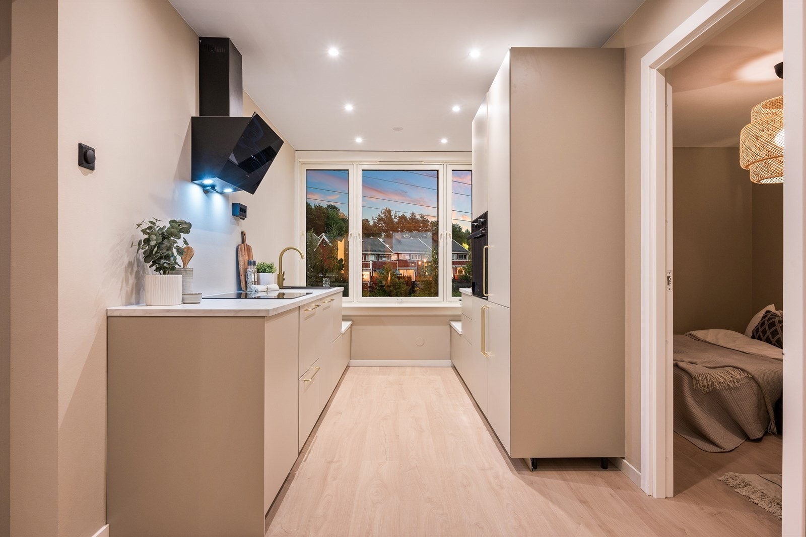 Kjøkkenet er fra IKEA med integrerte hvitevarer av god kvalitet Galleribilde