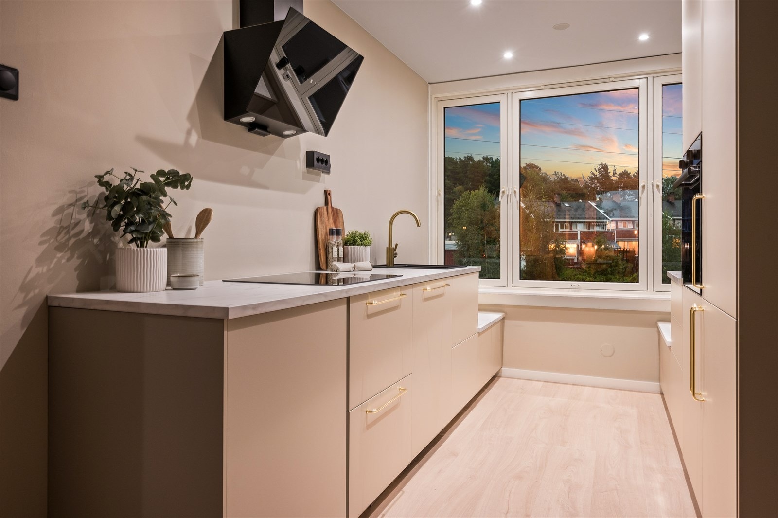 Her er det godt med oppbevaringsplass i skuffer og skap. Det vil bli montert opplegg for vaskemaskin i kjøkken, under vasken hvis dette er ønskelig for kjøper. Det er montert skap med dør for dette Galleribilde