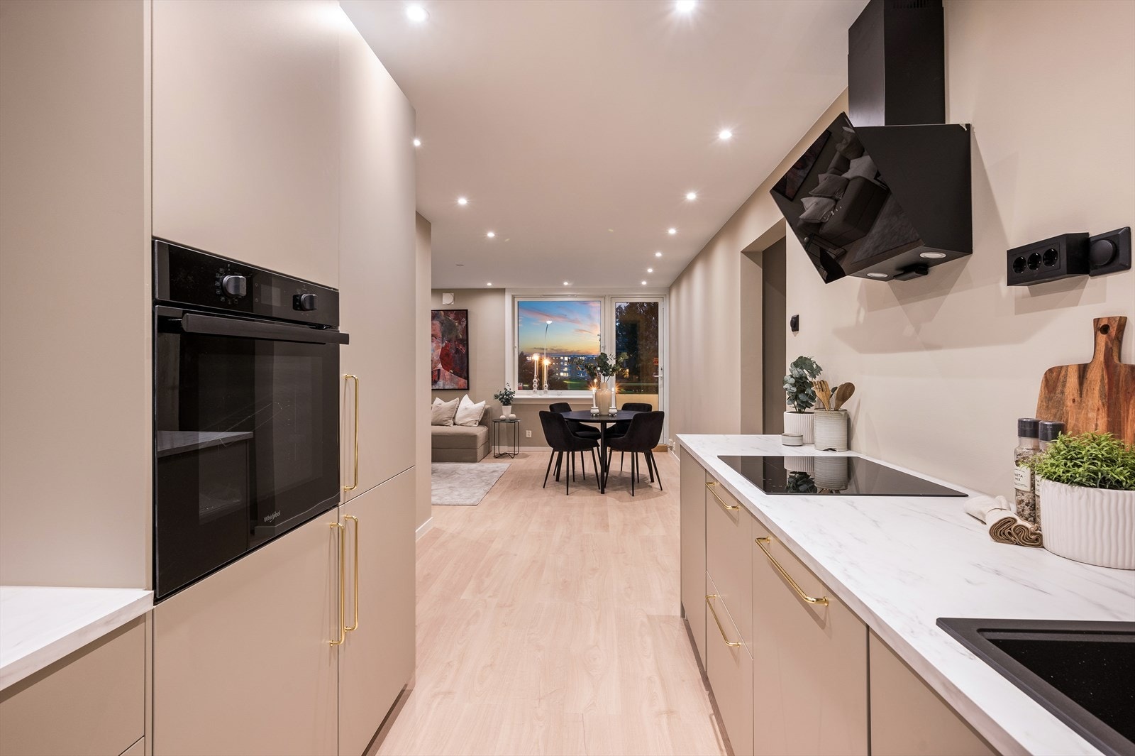 Delikat og tidløst kjøkken med praktiske løsninger og flotte detaljer Galleribilde