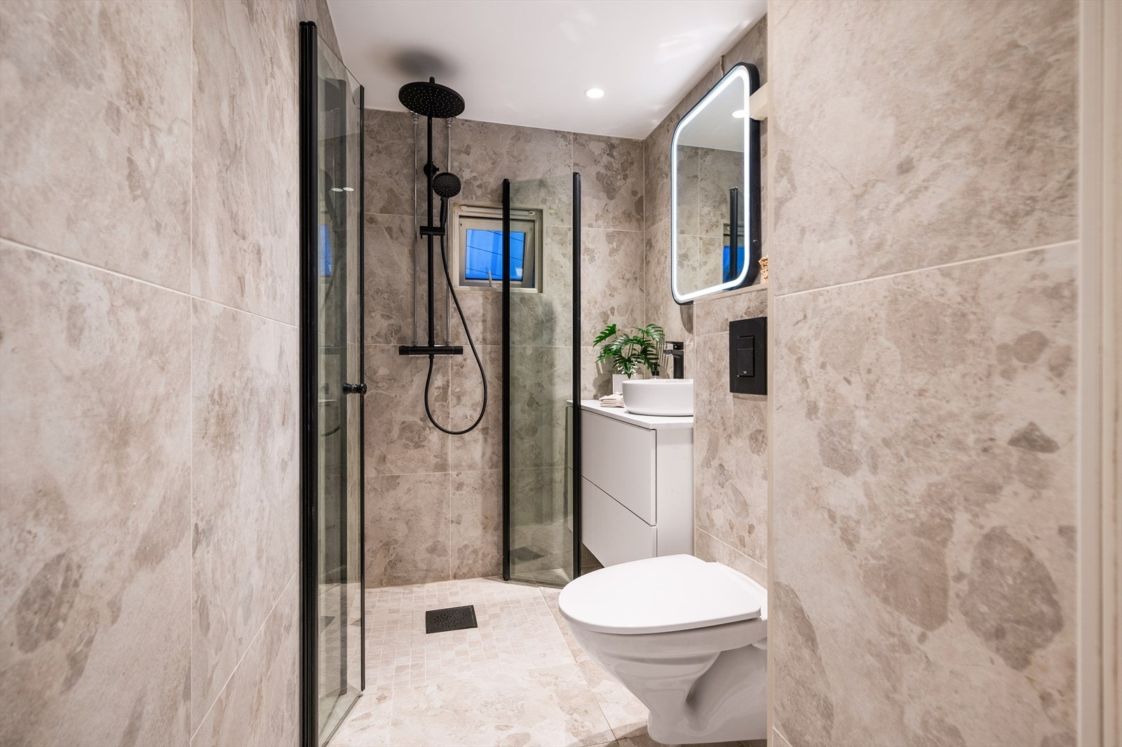 Strøkent og stilfullt baderom overflateoppusset i 2024. Badet ble før oppgradering rehabilitert i regi av borettslaget i 2010 Galleribilde