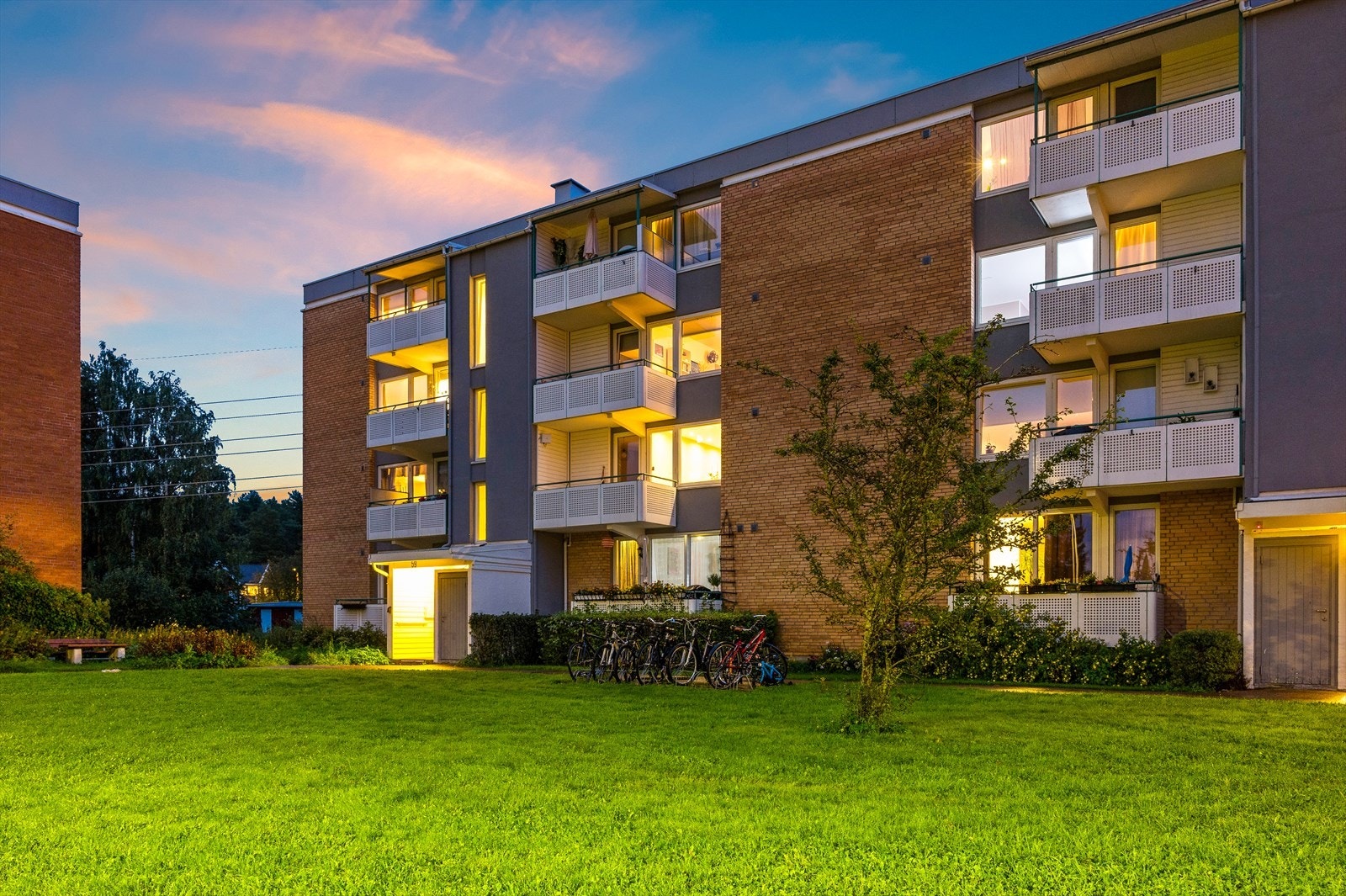 Leiligheten ligger fint til i 2. etasje med mye lysinnslipp og lite innsyn. Det er gode parkeringsmuligheter i området utenfor blokken med gateparkering Galleribilde