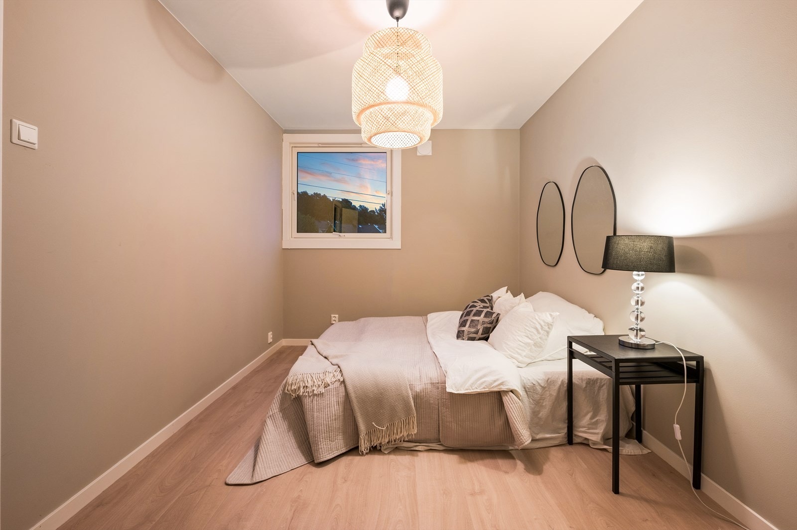 Rommet er vendt ut mot rolige grøntarealer og gir muligheter for flere bruksområder Galleribilde