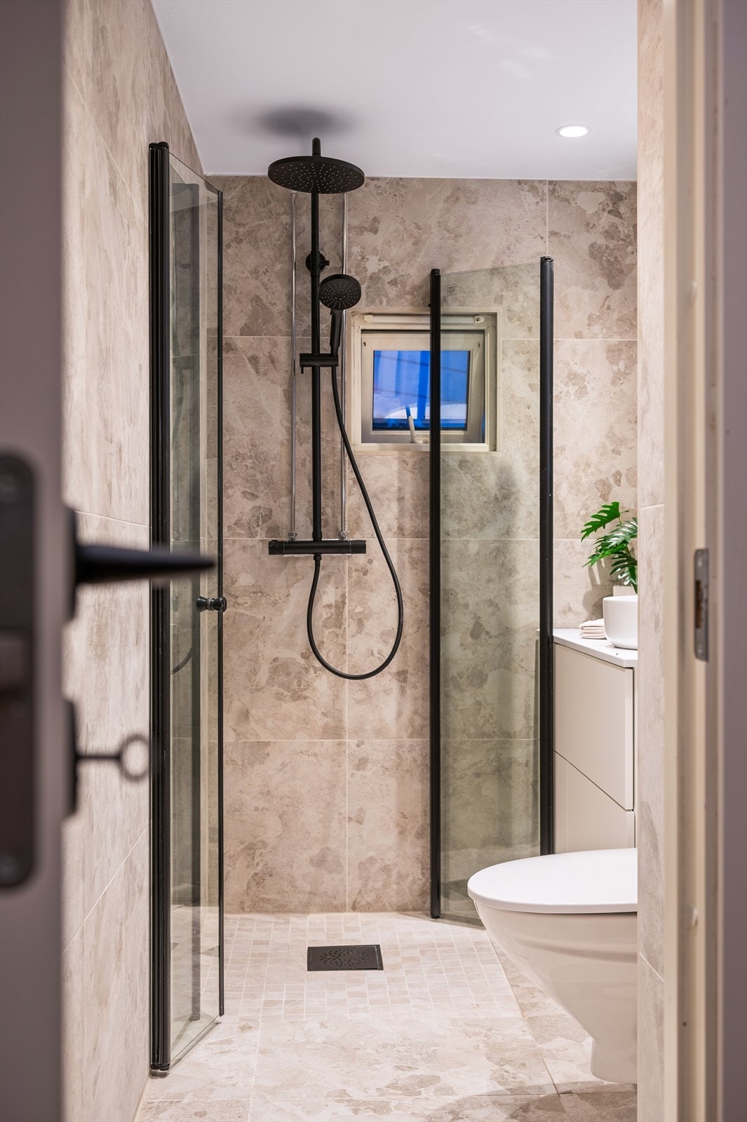 Det er varmekabler i gulv og opplegg for vaskemaskin. Det er fellesvaskeri i Rugveien 65-67 Galleribilde