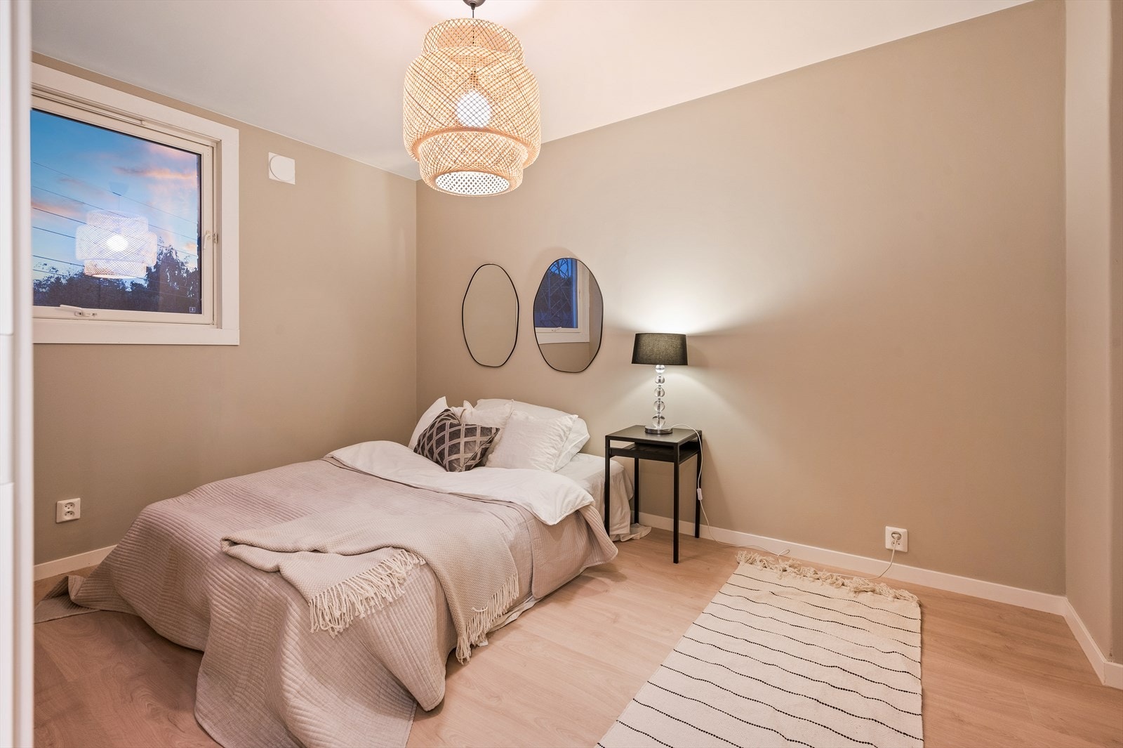 Hovedsoverommet | Her er det god plass til en romslig dobbeltseng med tilhørende nattbord Galleribilde