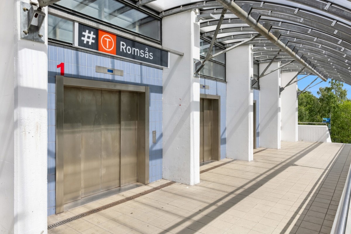 Få minutters gange til Romsås t-banestasjon med linje 4 og 5. Galleribilde