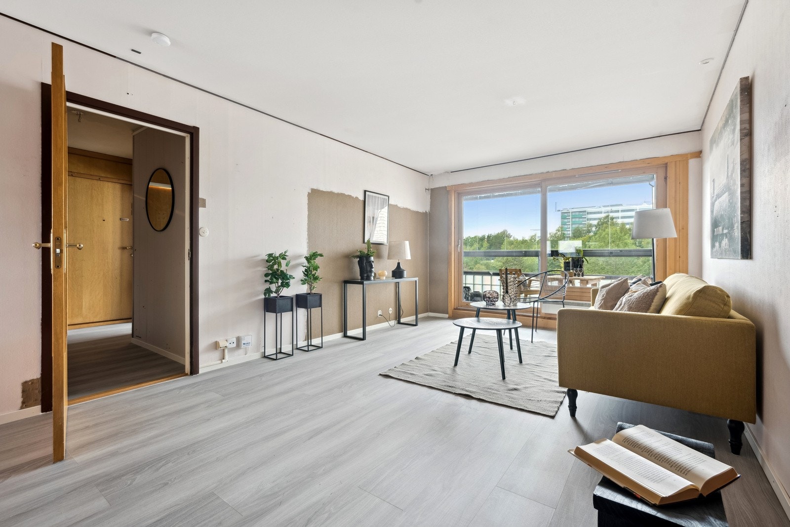 Store vinduer som slipper inn rikelig med lys. Galleribilde