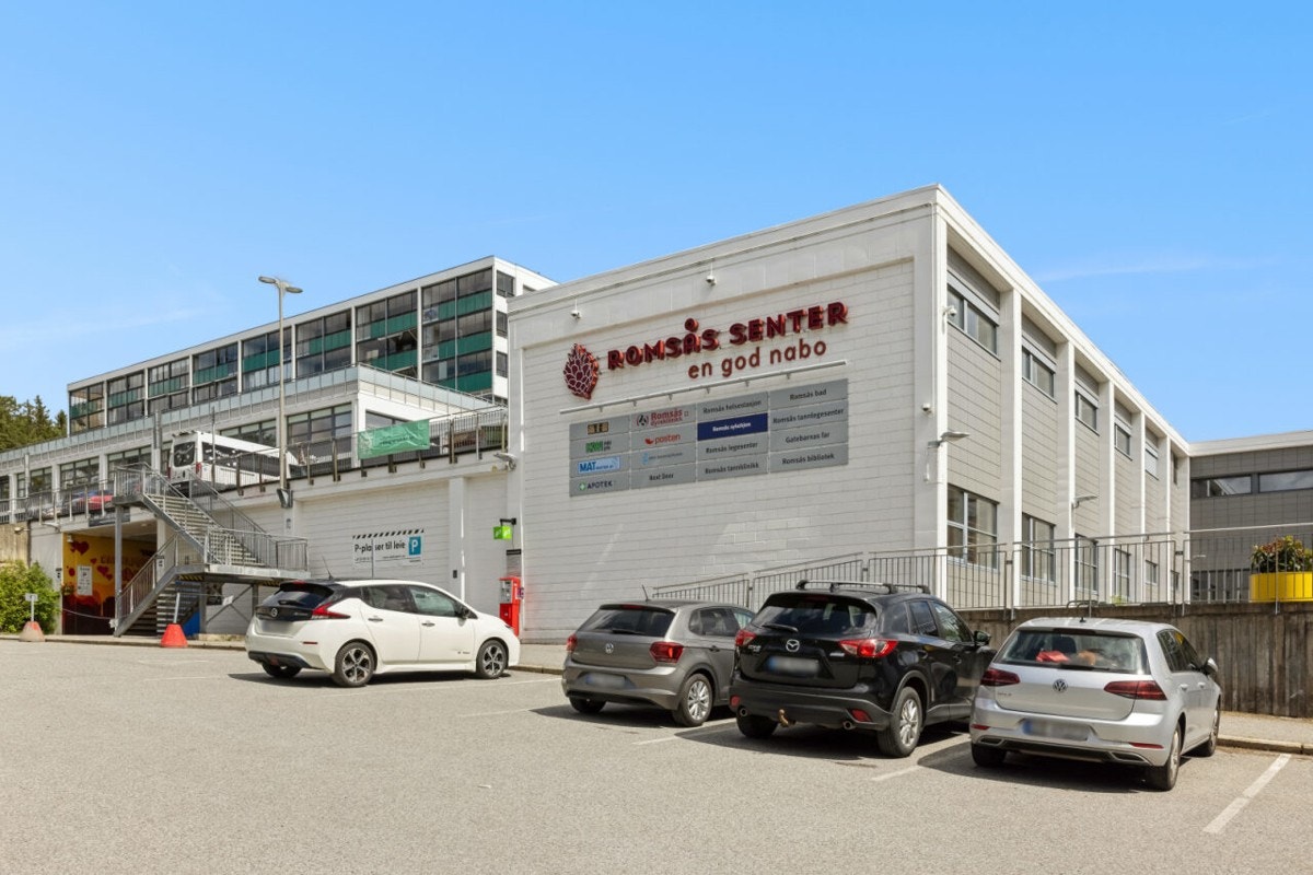 Kort vei til Romsås senter med dagligvareutikk, svømmebasseng, treningssenter, apotek mm. Galleribilde