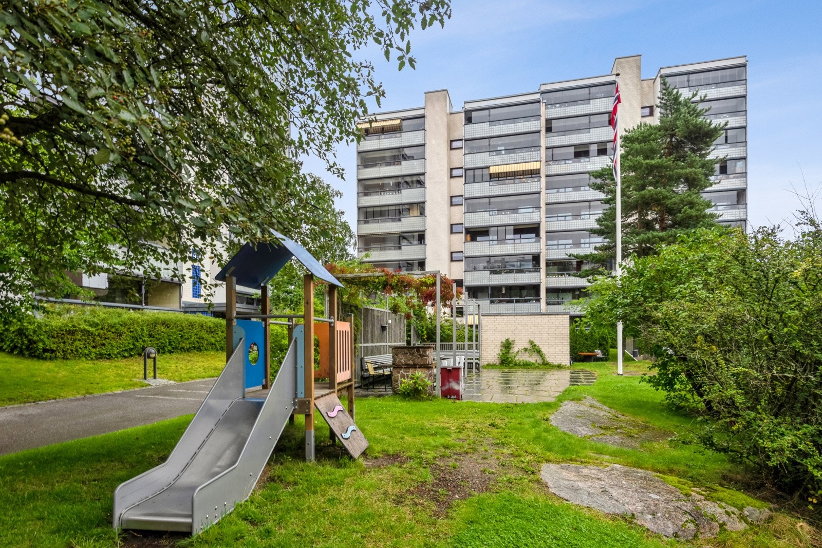 Meget barnevennlig område med flere lekeplasser og bilfrie veier til skoler og barnehager. Galleribilde