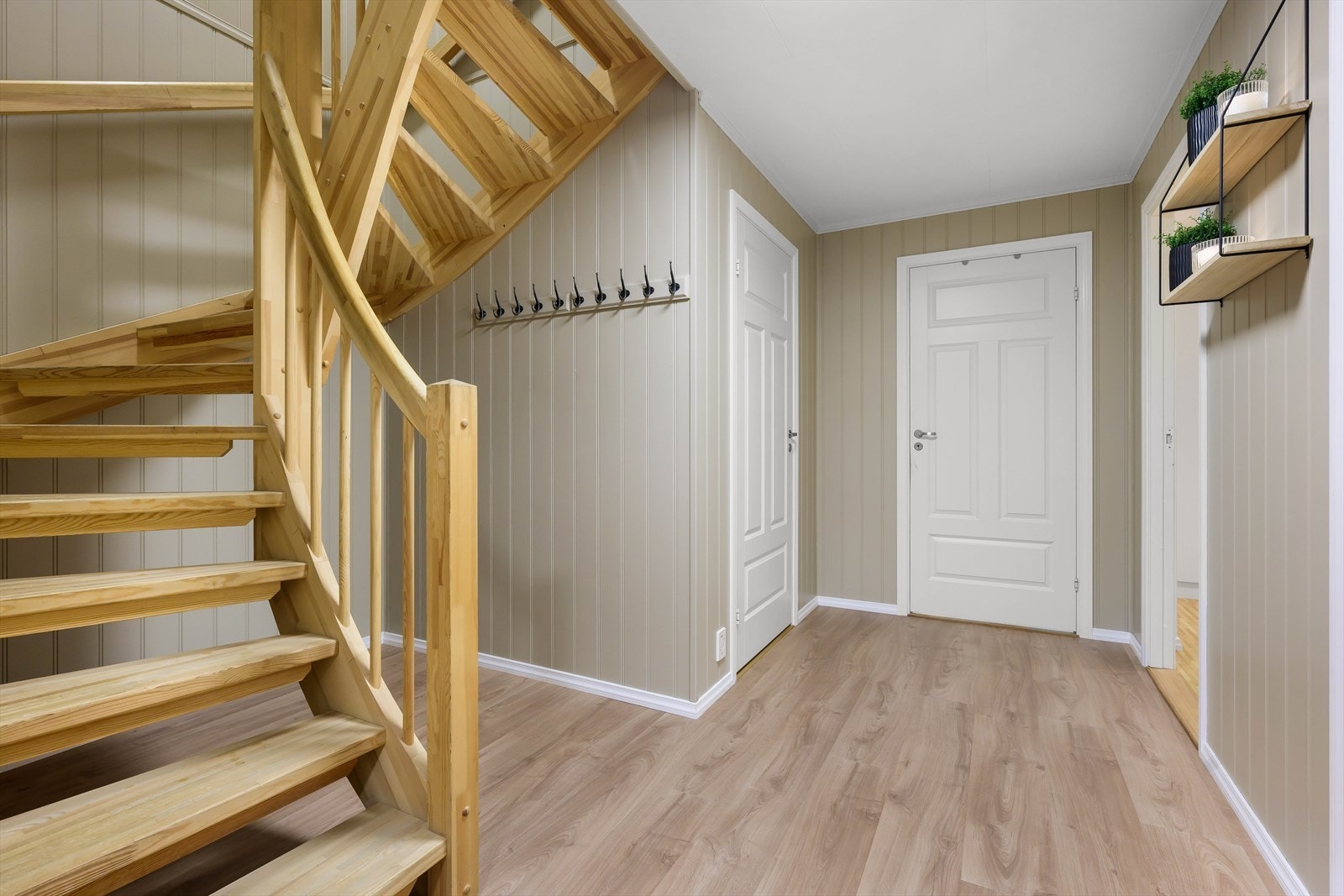 Trapp ned til hall i første etasje Galleribilde