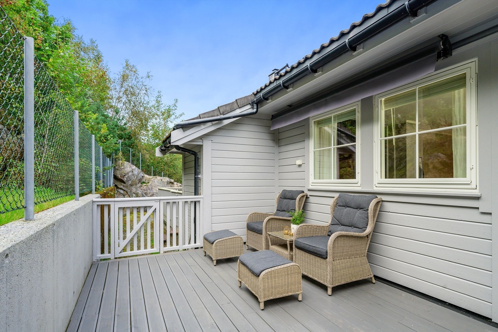 Romslig terrasse med gode solforhold og skjermet beliggenhet. Perfekt for avslapning og sosiale sammenkomster utendørs. Galleribilde