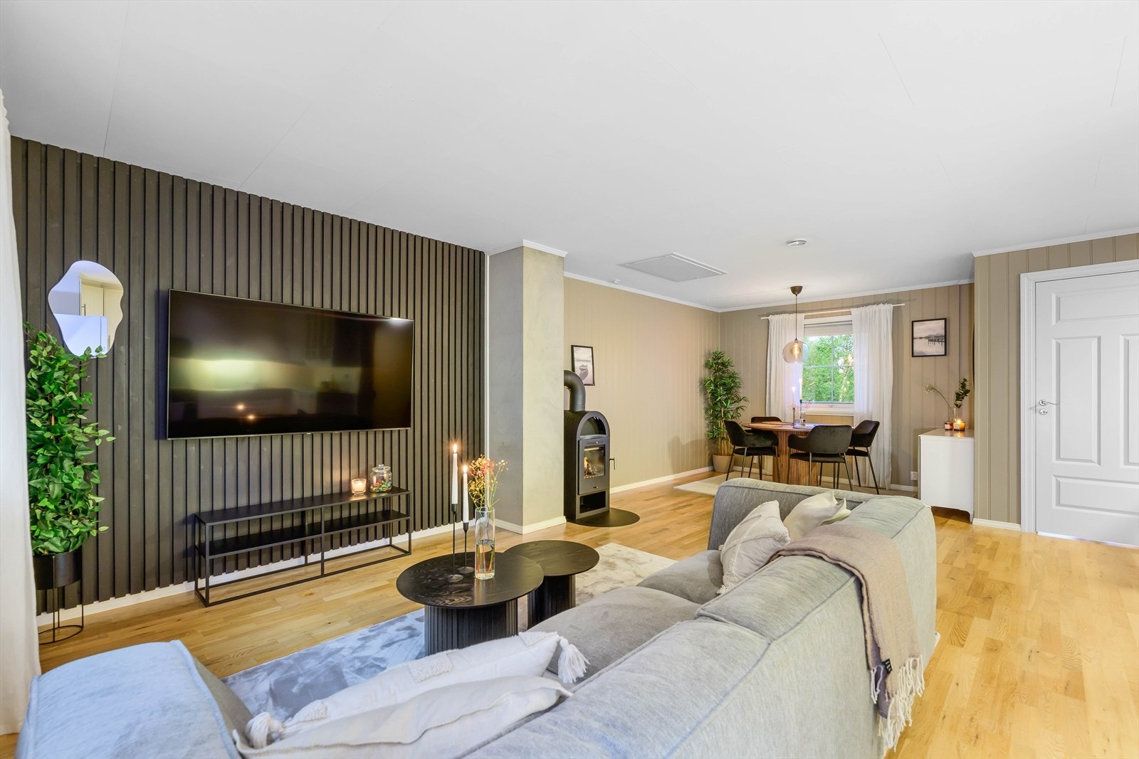 Stuen har god plass til salong og spisestue Galleribilde