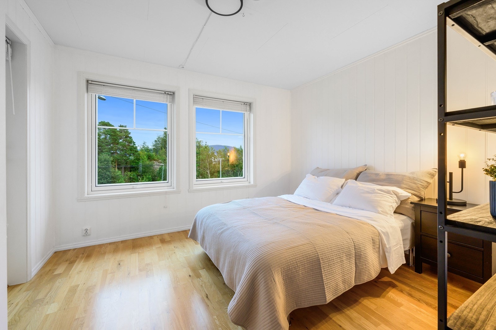 Soverom i andre etasje med utgang til balkongen mot øst Galleribilde