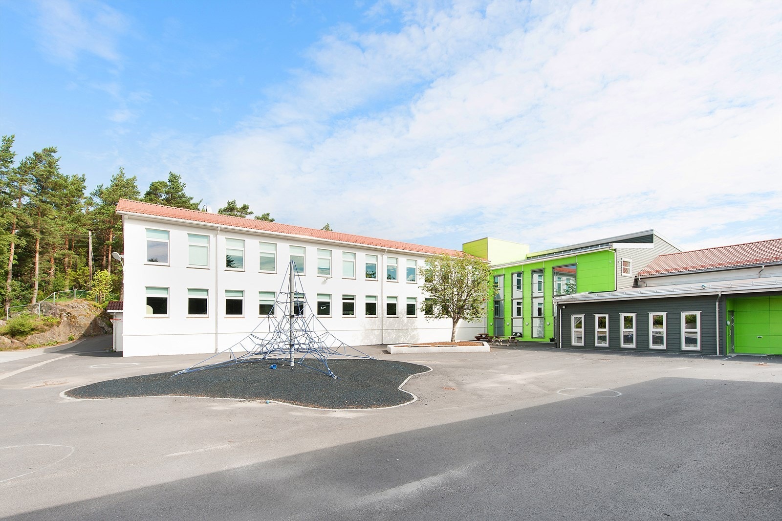 Skolen ligger også like ved Galleribilde