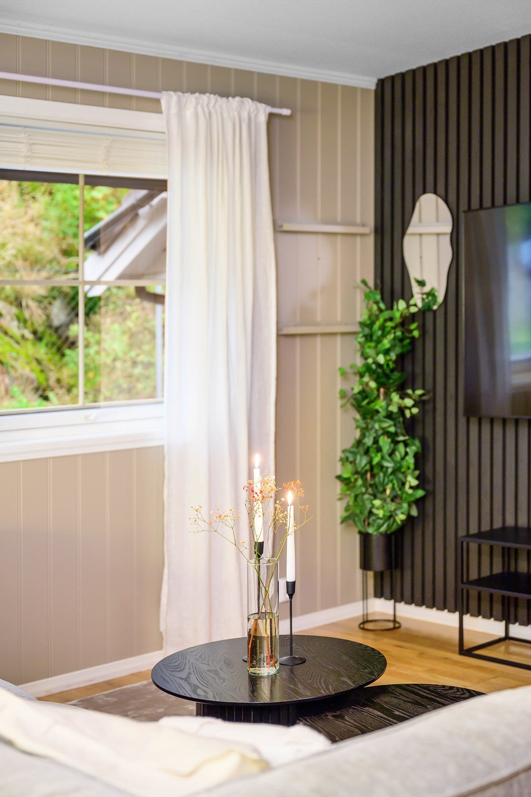 Spilevegg bak tv Galleribilde