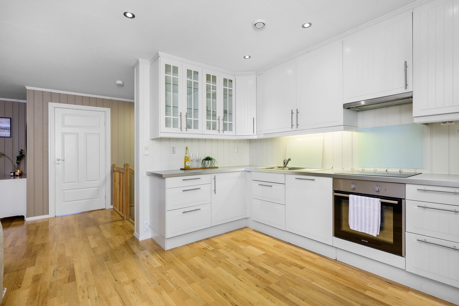 Kjøkkeninnredning med god skap og benkeplass Galleribilde