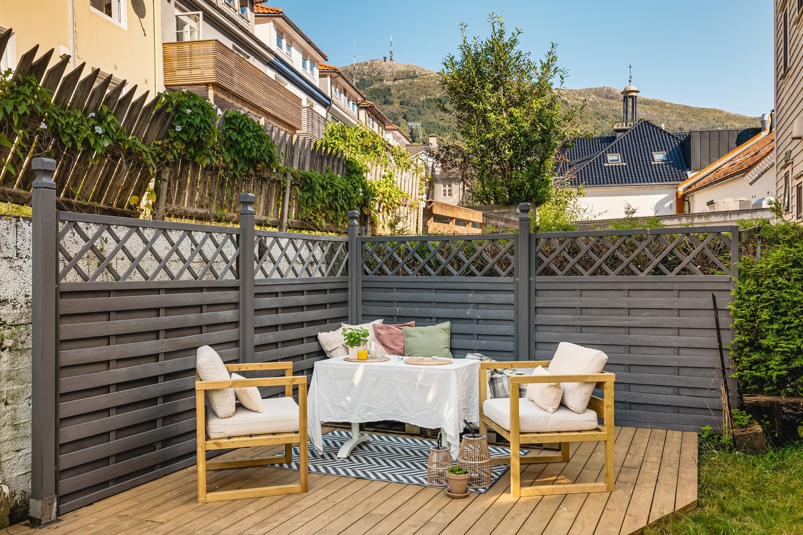 Felles uteområdet. Leiligheten har direkte utgang til hagen. Galleribilde