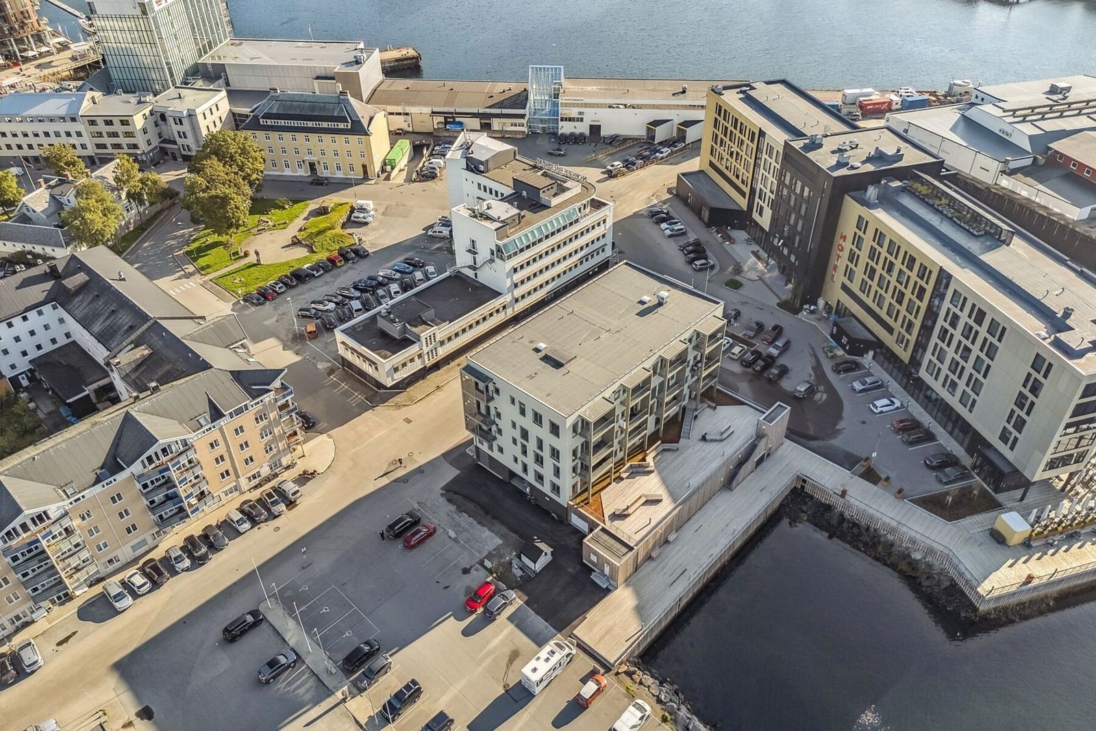 Her ser du felles terrassen som ligger i 2.plan på forsiden av bygget, med tilgang fra bryggen Galleribilde