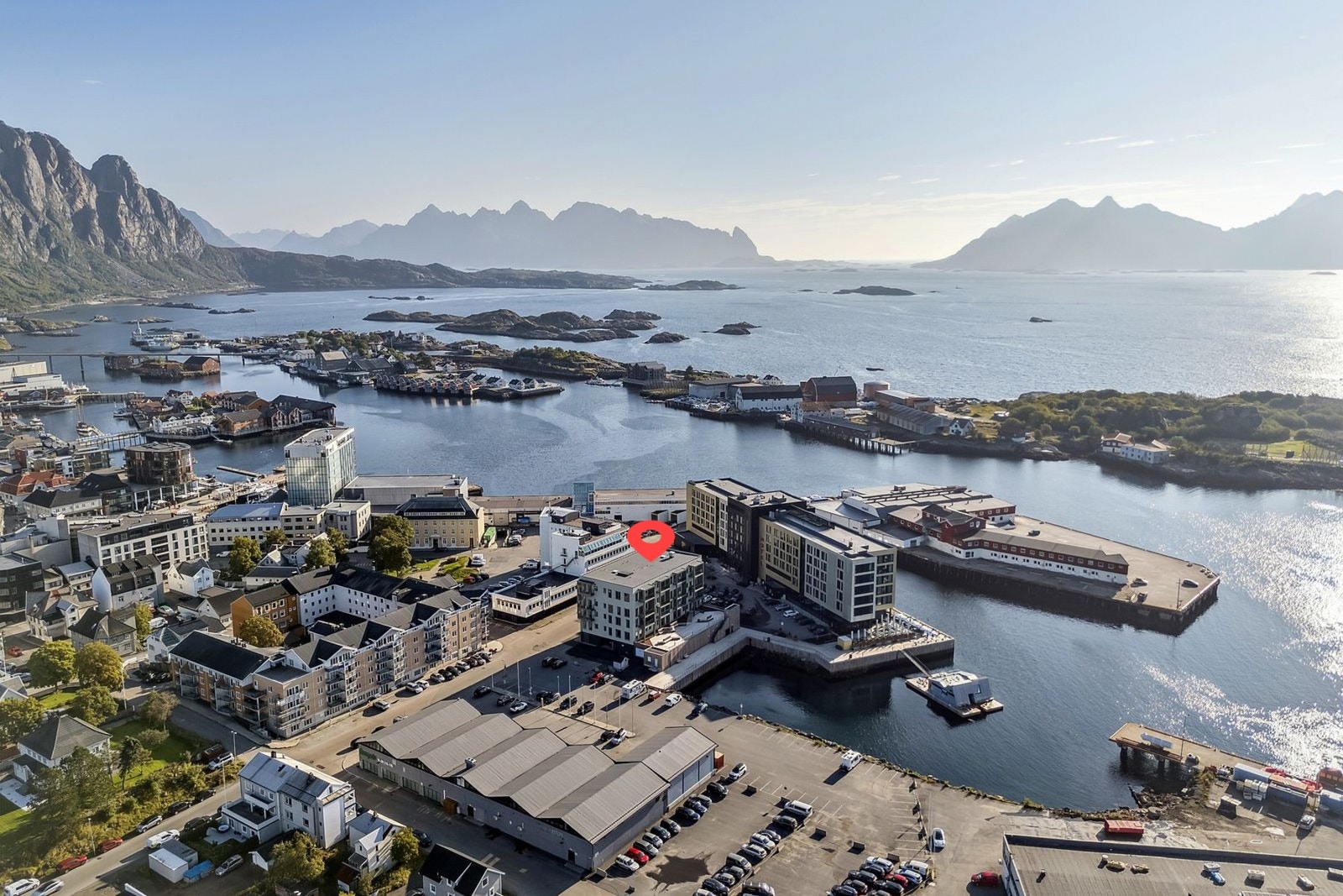 Leiligheten ligger i sentrum med gangavstand til alt Svolvær har å by på. Galleribilde