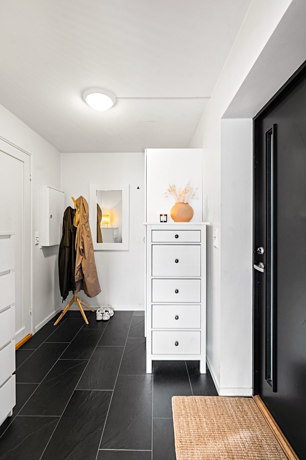 Entré/gang med flislagt gulv med varmekabler. God plass til å henge fra seg ytterklær. Galleribilde