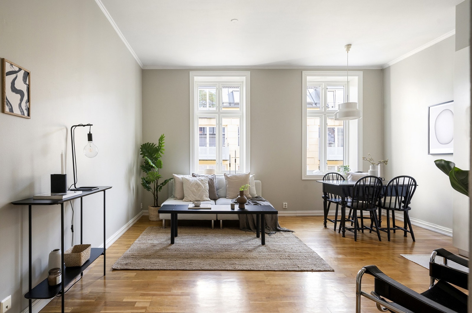 Leiligheten har en lys og åpen stue-/kjøkkenløsning, nymalt sommeren 2024. Med parkett på gulv og slette vegger er stuen enkel å innrede. Galleribilde
