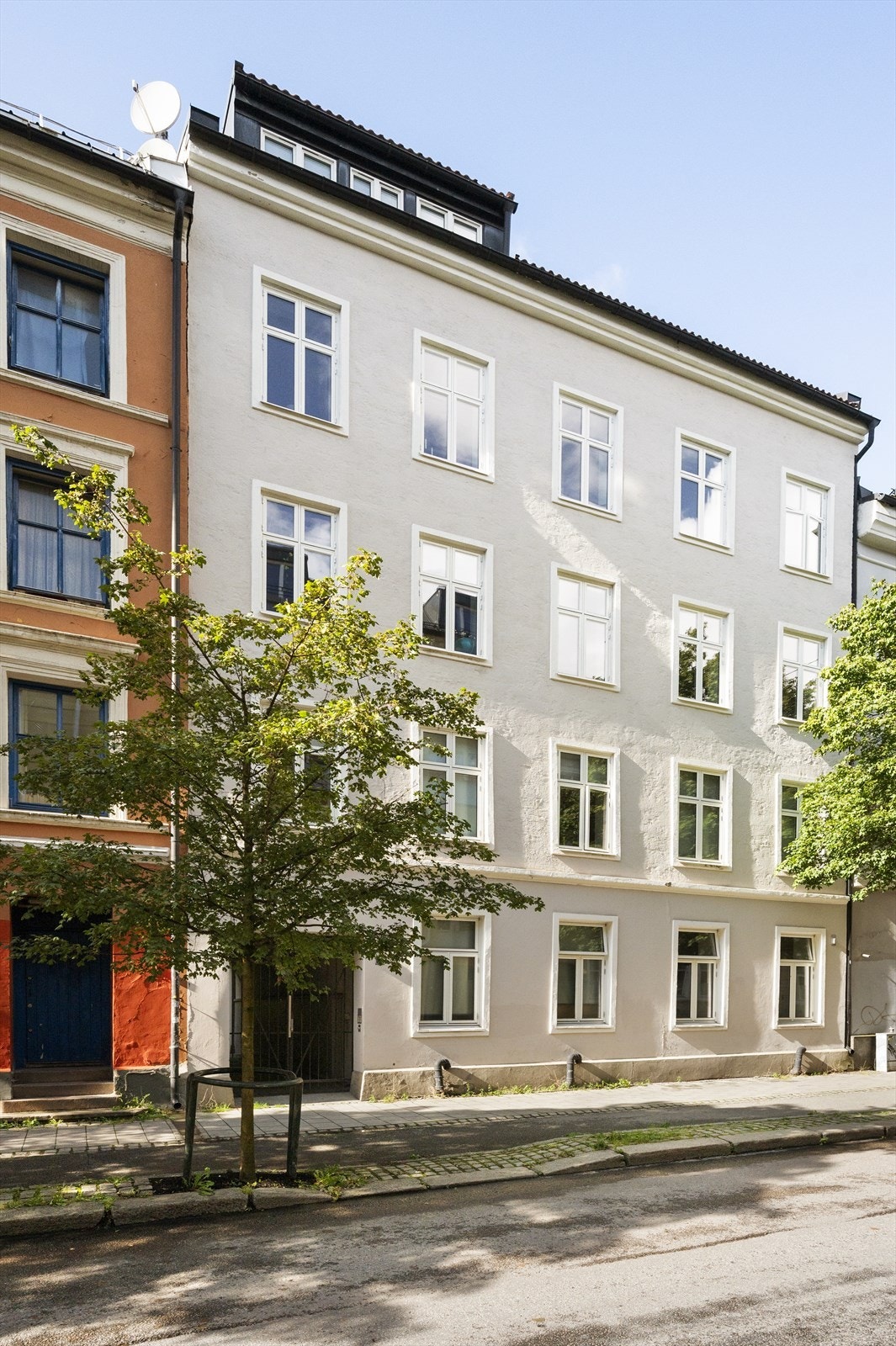 Fasade Motzfeldts gate 14. Sentral og tilbaketrukket beliggende på Tøyen/Grønland med Botanisk hage like ved. Galleribilde