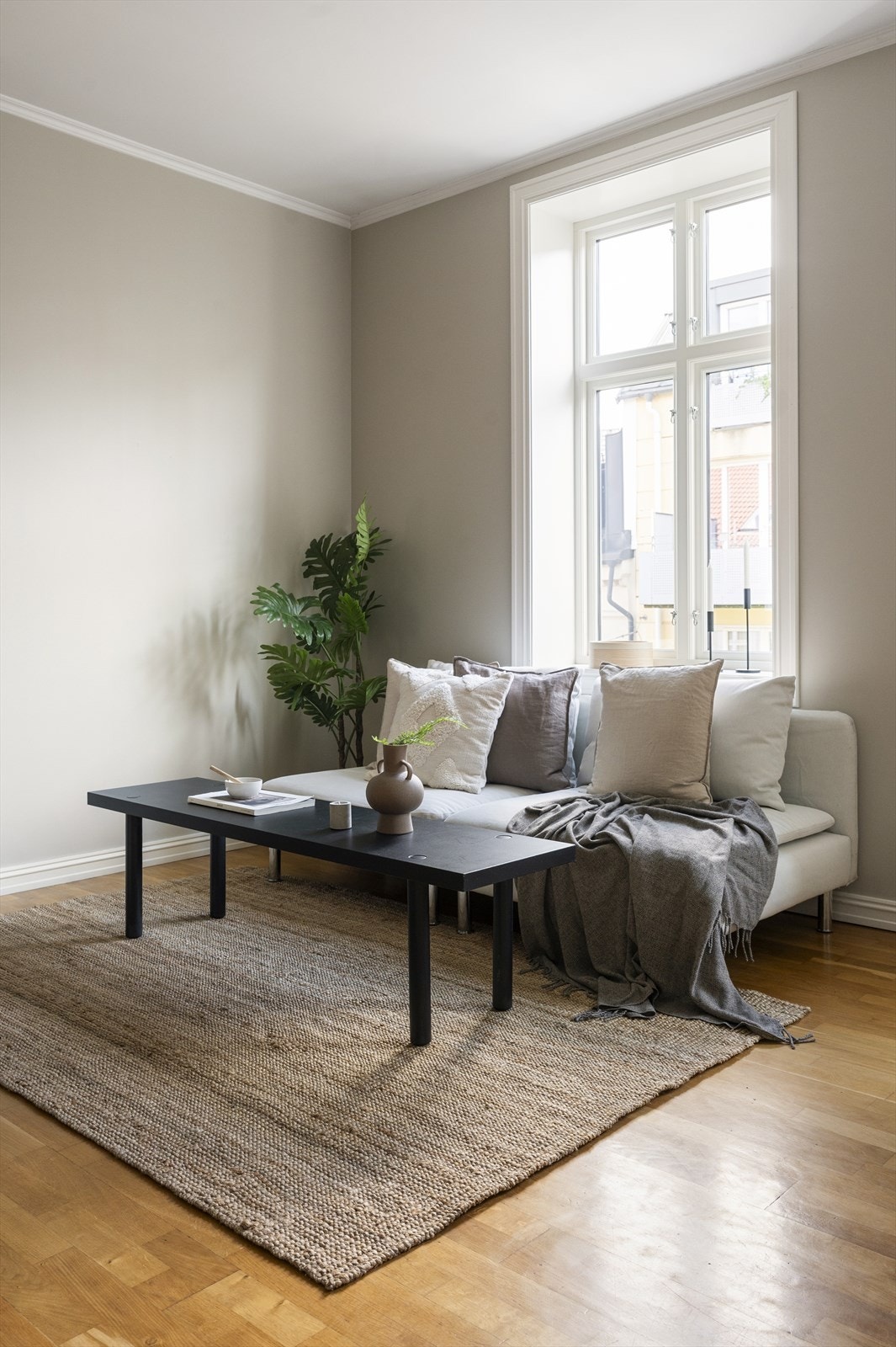 Det er plass til sofagruppe, spisebord og TV-/mediemøblement. Galleribilde