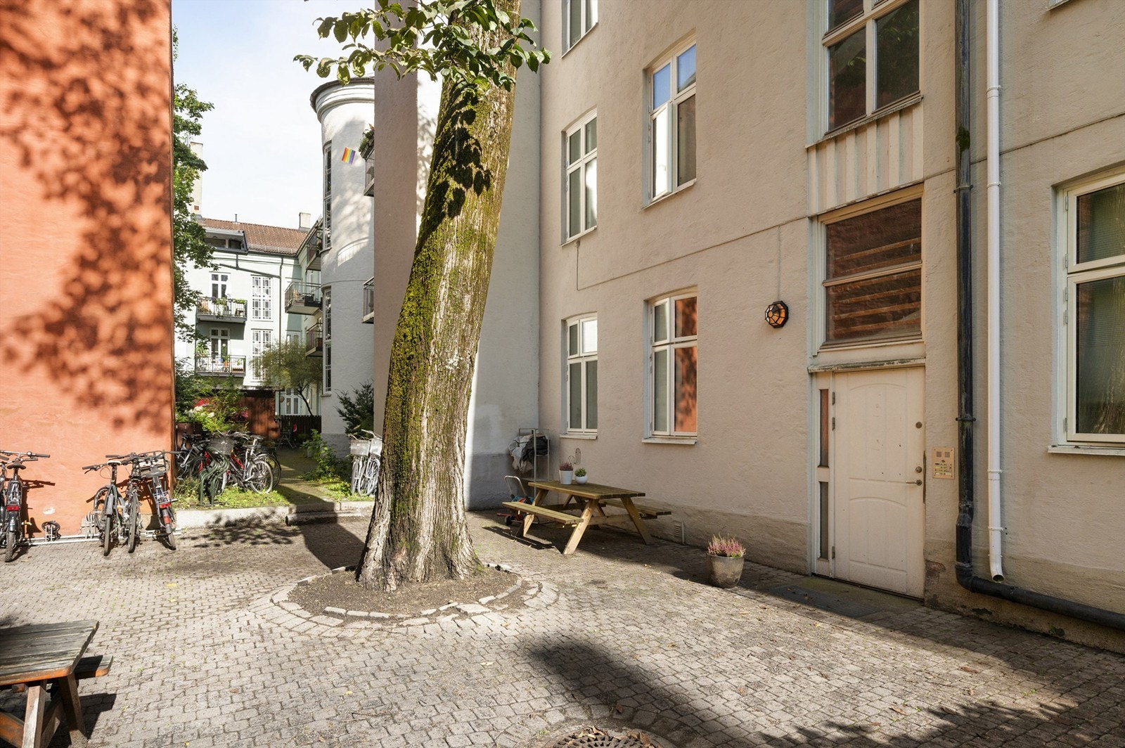 Inngangen til oppgangen er fra hyggelig bakgård. Galleribilde