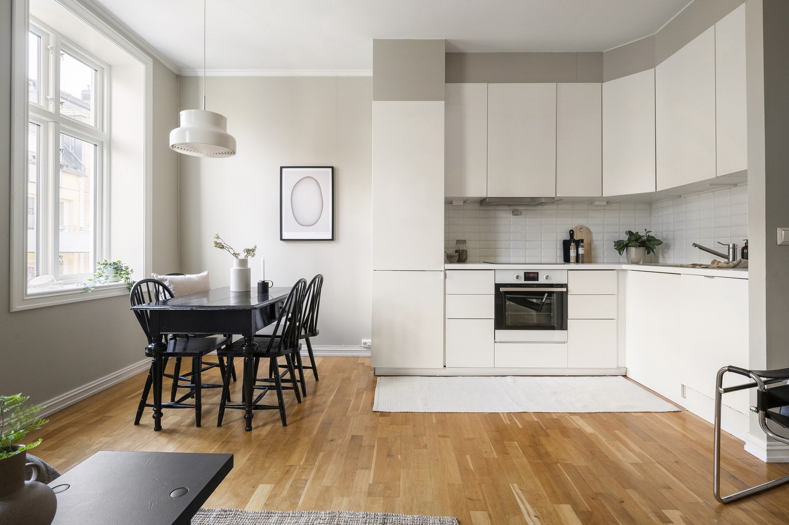 Kjøkkenet ble fornyet i 2013 med ny innredning, vask og oppvaskmaskin. Innredningen fra Ikea har glatte fronter med benkeplate av laminat. Galleribilde