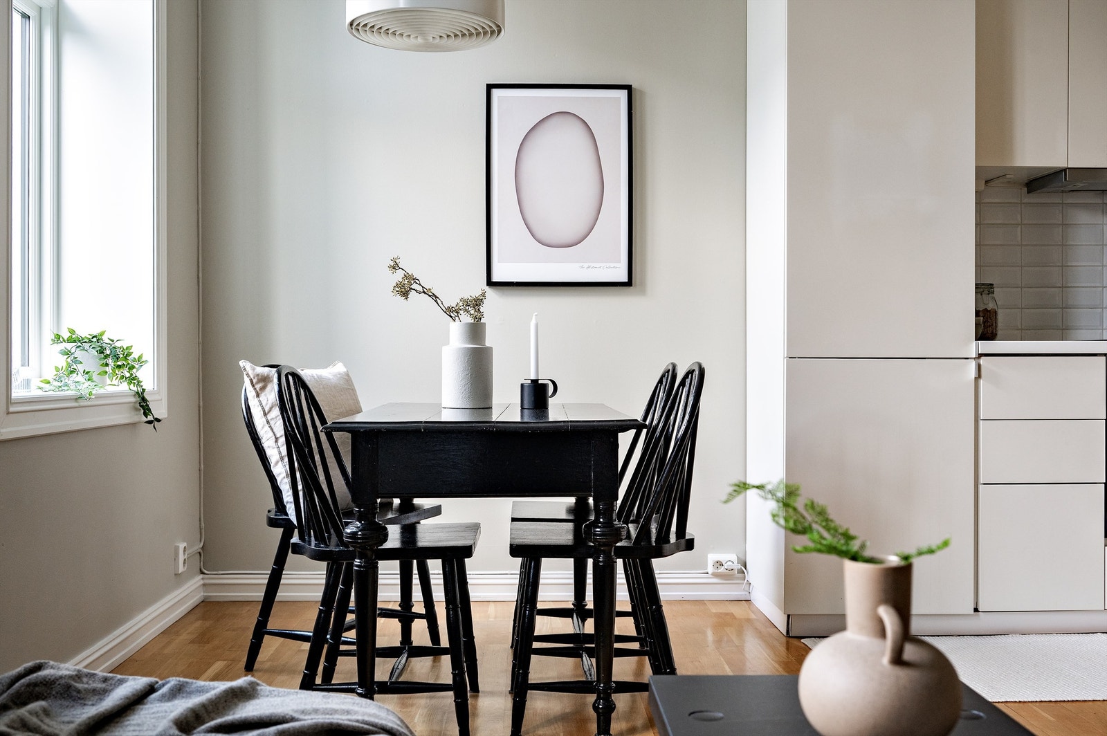 God plass til spisebord foran vinduene. Galleribilde