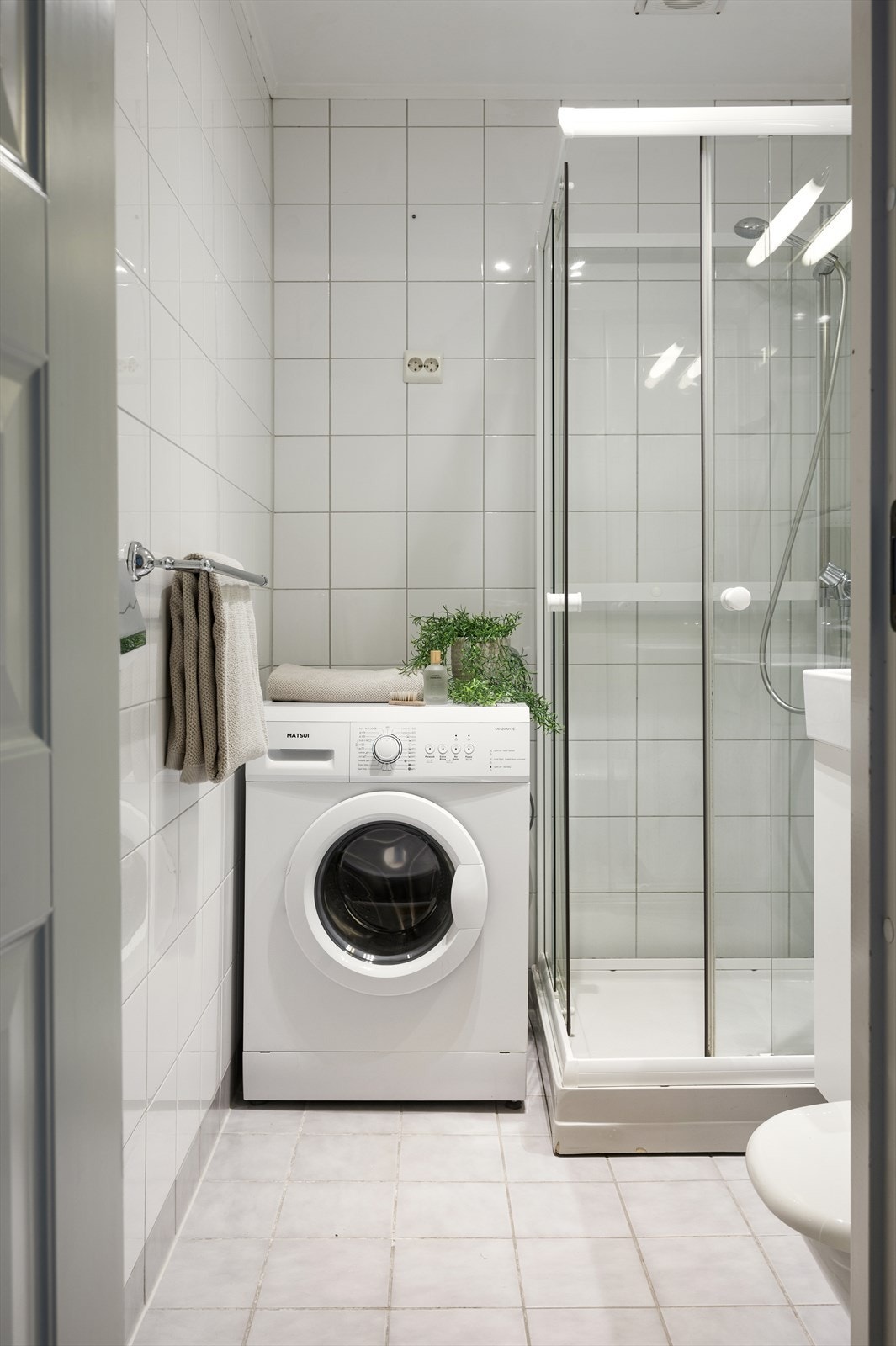 Det er opplegg og plass for vaskemaskin. Galleribilde