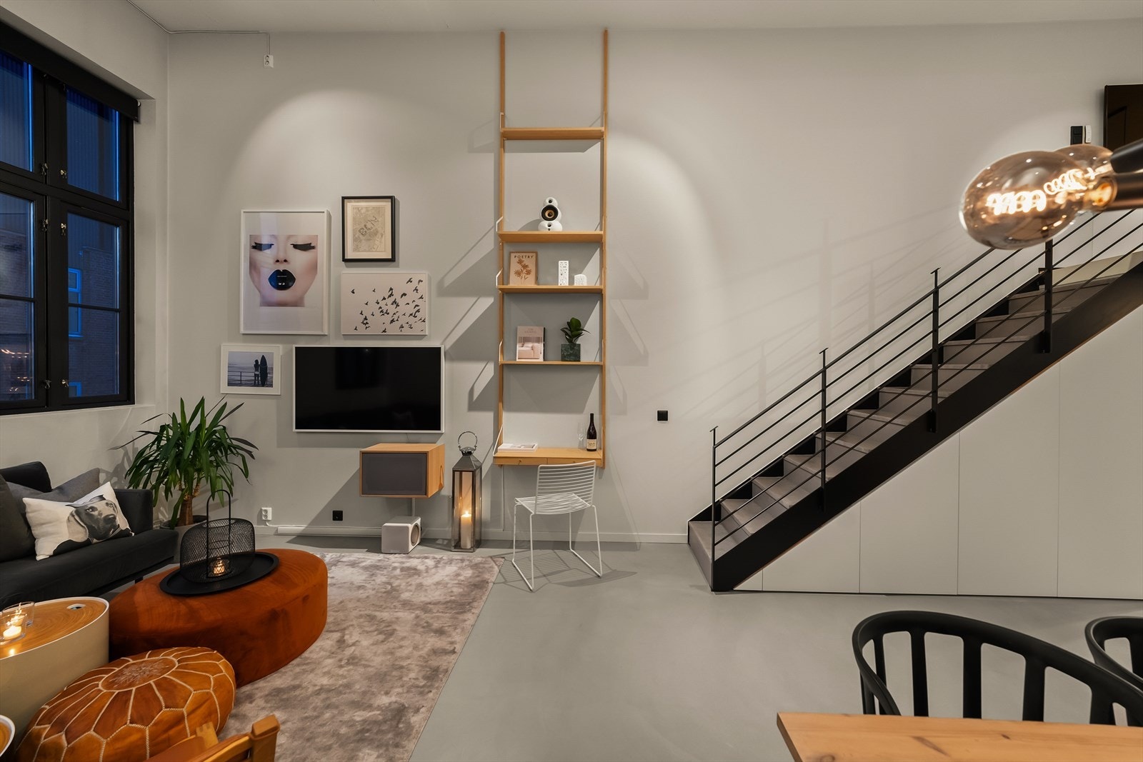 Plassbygget garderobe under trapp gir praktisk oppbevaringsmulighet uten å stjele gulvplass. Galleribilde