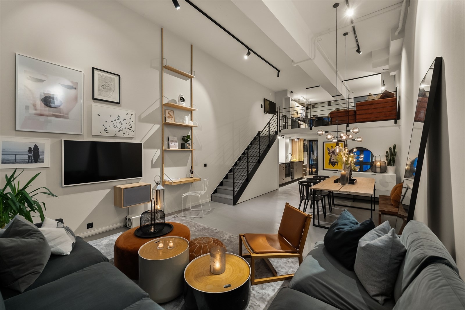 Velkommen til en romslig og gjennomgående fabrikkleilighet med tydelig New York-preg, presentert av Bendik Blumenthal og Nvar G. Helan v/ Nordvik Eiendomsmegling. Galleribilde