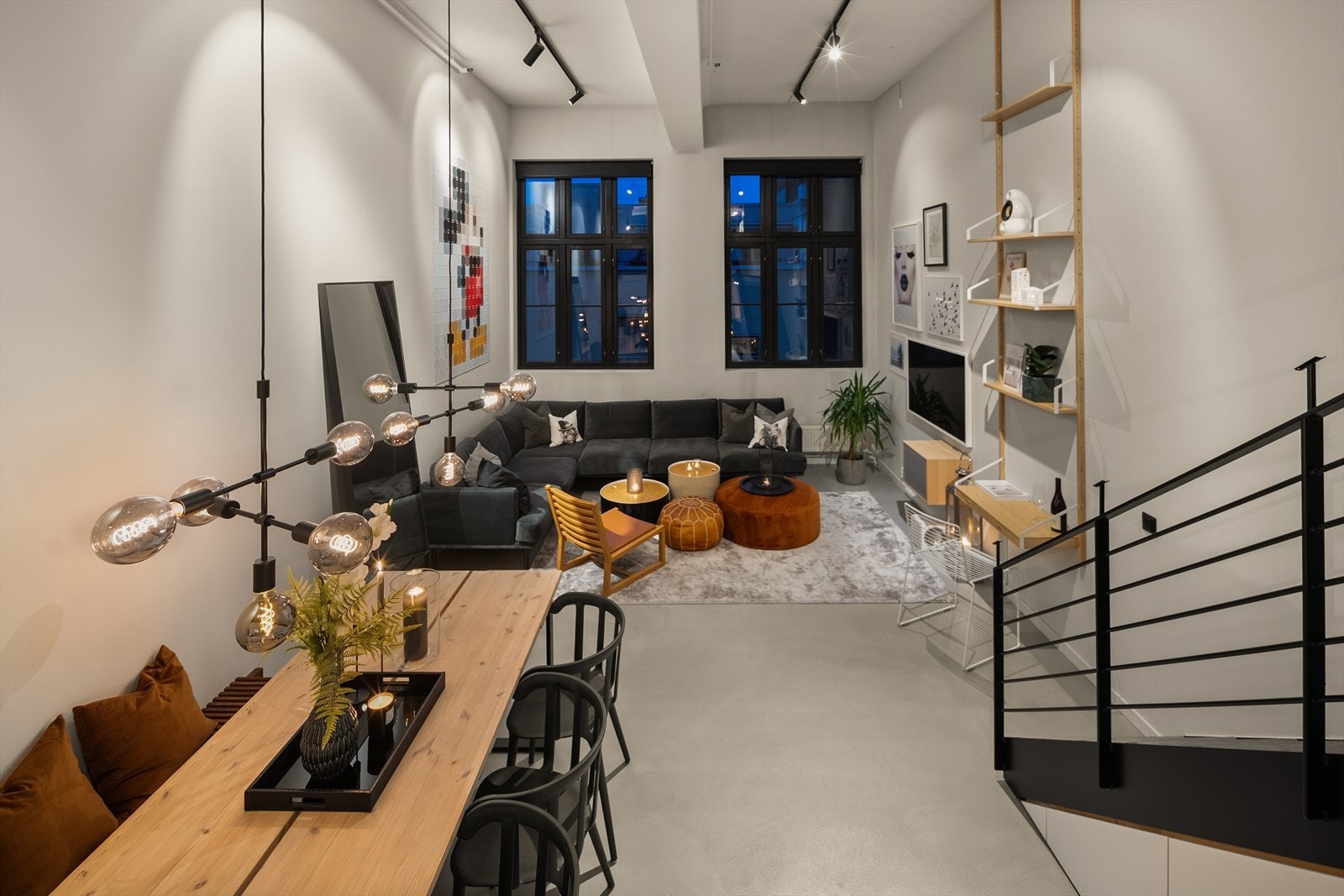 Lys og luftig stue med imponerende takhøyde på ca. 4,12 meter og store, industrielle vinduer som slipper inn rikelig med lys. Galleribilde