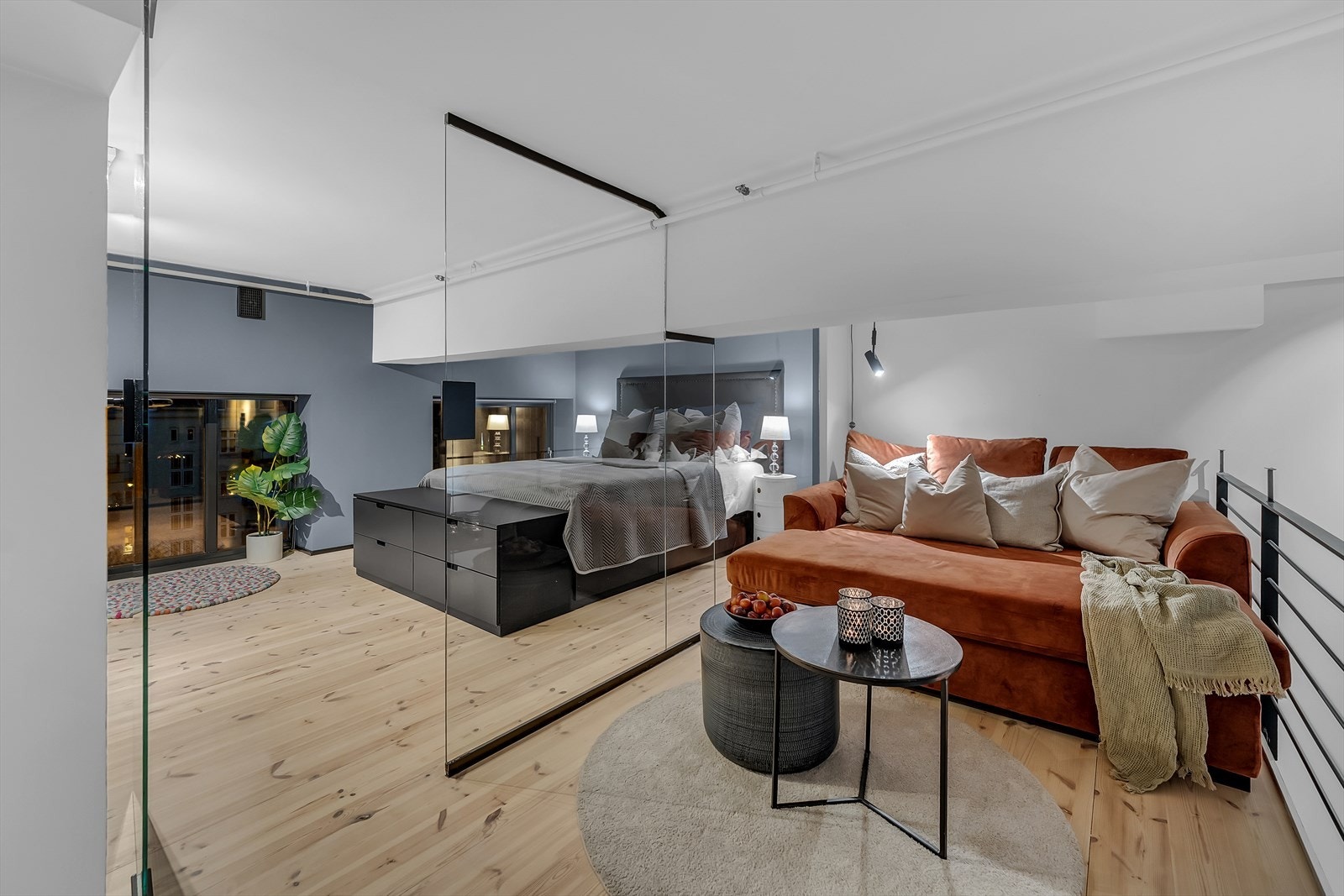 Elegant mesanin som idag brukes som leilighetens andre TV-stue. Galleribilde