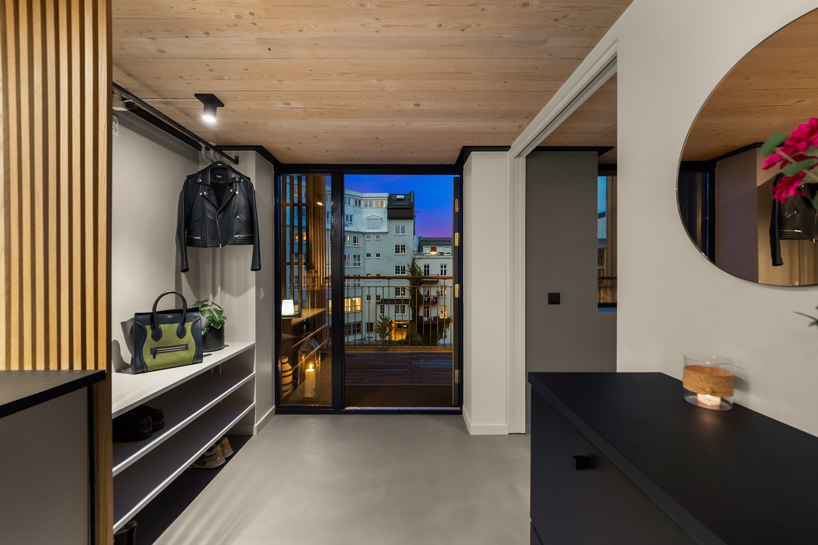 I entre smijernsgarderobe og plassbygde skohyller. Galleribilde