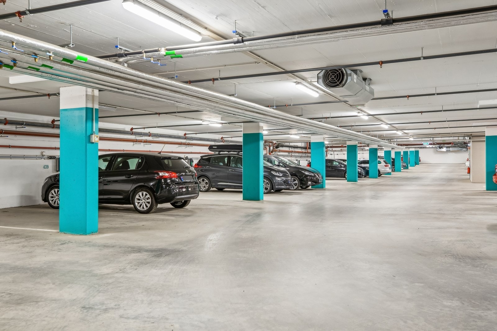 Med på kjøpet får du en stor parkeringsplass i oppvarmet og lukket p-kjeller mulighet for el.bil-.lader. Galleribilde