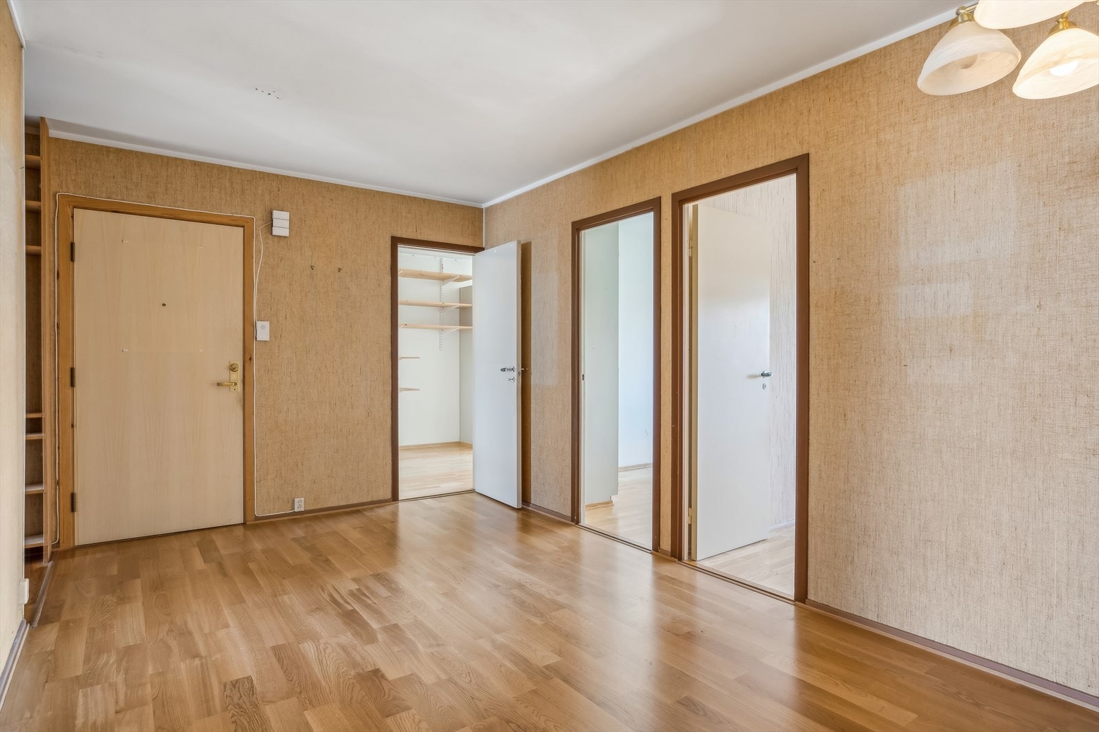 Leiligheten disponerer 2 boder i fellesareal og P-plass i moderne parkeringskjeller med nedkjøring i naboblokken. Galleribilde