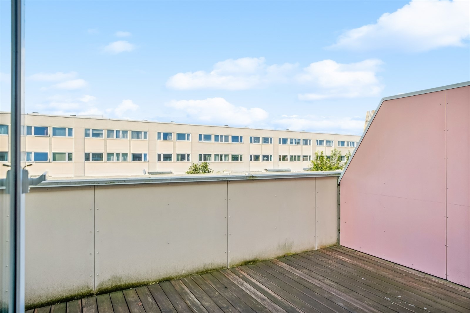 Solrik beliggenhet med sol gjennom dagen og mot kveld. Galleribilde